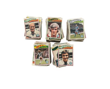 X600 TOPPS 1970S ORANGE BACK FOOTBALL TRADING CARDS, MIX OF CLUBS/ PLAYERS, DUPLICATES NOTED. INC LIVERPOOL/ ARSENAL/ ASTON V