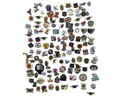 APPROXIMATELY 100 ENAMEL MAINLY SPEEDWAY PIN BADGES, MIX OF ITEMS, INCLUDES WEST HAM COVENTRY GOOLE WEYMOUTH HALIFAX AND MANY