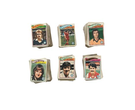 X600 PLUS TOPPS 1970S ORANGE BACK FOOTBALL TRADING CARDS, HUGE MIX OF CLUBS/ PLAYERS, DUPLICATES NOTED. CLUBS INCLUDE TOTTENH