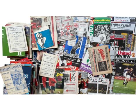 APPROXIMATELY 100 EUROPEAN/ BRITISH CLUBS IN EUROPE 1960S ONWARDS FOOTBALL PROGRAMMES, HUGE MIX OF CLUBS INCLUDE MANCHESTER U