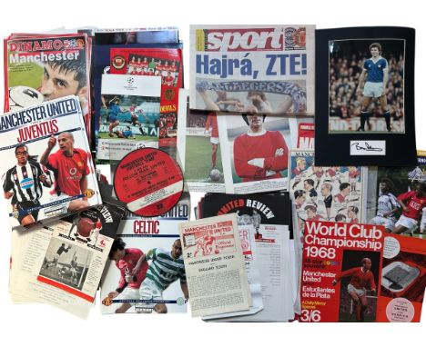LARGE COLLECTION OF MANCHESTER UNITED VINTAGE MEMORABILIA/ PROGRAMMES, INCLUDES BRYAN ROBSON SIGNATURE, GLORY GLORY VINYL REC