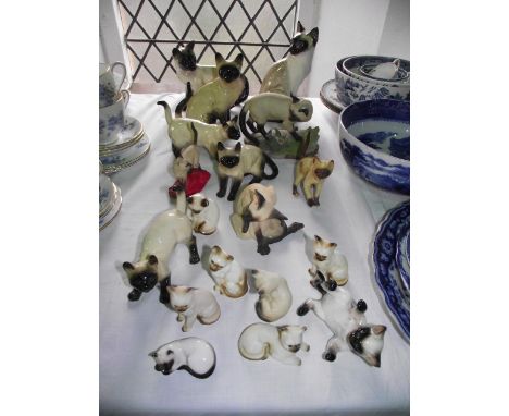 A quantity of ceramic models of Siamese cats makes including Beswick, Cooper Craft, Border Fine Arts examples, etc