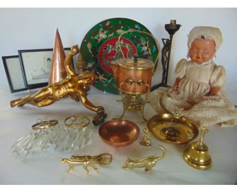 Assorted metal wares to include a good quality brass banded copper kettle on brass burner, a copper muller of triangular form