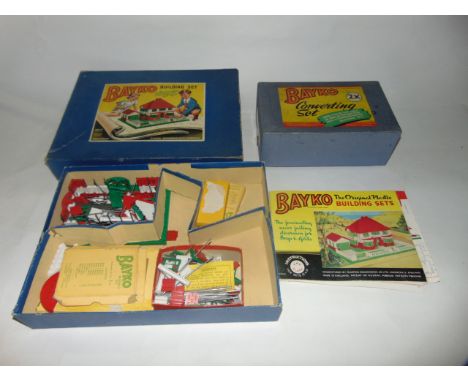 A boxed Bayko building set no2 together with a boxed Bayko building set, converting set model 2x (2)