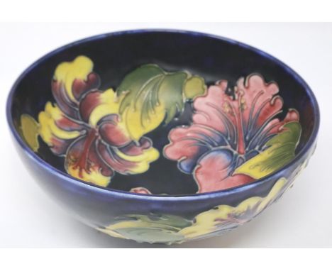 Blue ground Moorcroft bowl in the Hibiscus pattern, D:16 cm, no cracks or chips. P&amp;P Group 2 (£18+VAT for the first lot a