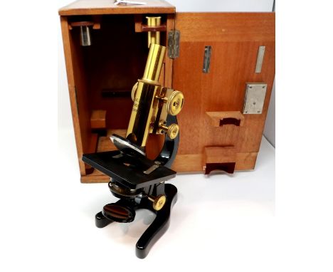 Leitz cased microscope, case 20 x 24 x 38 cm. P&amp;P Group 3 (£25+VAT for the first lot and £5+VAT for subsequent lots) 