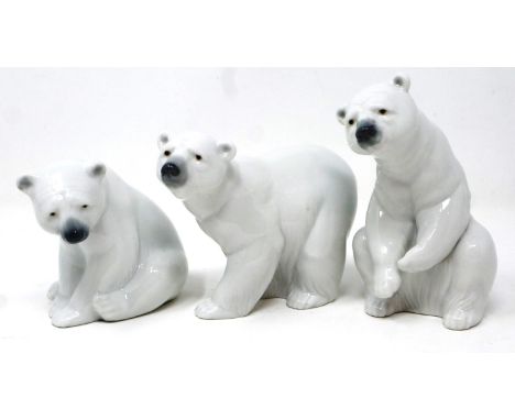 Three Lladro polar bears, largest H: 12 cm, no cracks or chips. P&amp;P Group 2 (£18+VAT for the first lot and £3+VAT for sub
