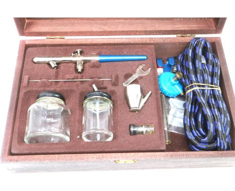 Badger Dual Action airbrush kit in wooden case, model 150-4PK, case 28 x 17 cm. P&amp;P Group 1 (£14+VAT for the first lot an