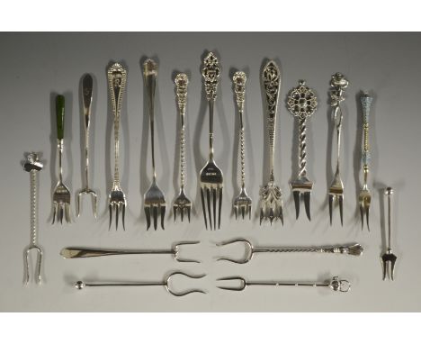 Pickle Forks - a pair of Edwardian silver pickle forks, spirally turned stems, scroll terminals, Joseph Gloster, Birmingham 1