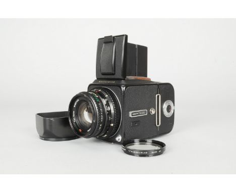 A Hasselblad 500C/M Camera, black,serial no UR 1211538, shutter sluggish on slow speeds, body G, some brassing to bottom edge