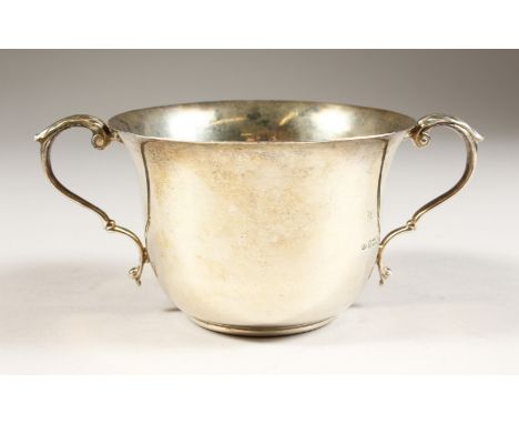 A PLAIN CIRCULAR TWO-HANDED SUGAR BASIN. 4ins diameter.  London 1917.  Maker: D. F.  Weight 4ozs.