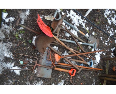 A COLLECTION OF GARDEN TOOLS (10+)