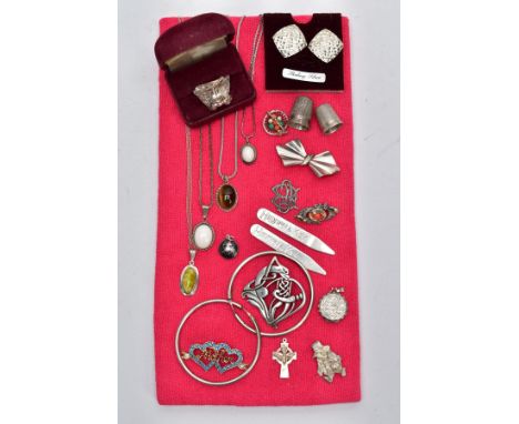 A SELECTION OF SILVER AND WHITE METAL JEWELLERY, to include a heavy silver ring in the form of a saddle, hallmarked Birmingha