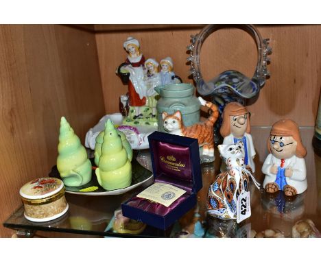 A GROUP OF ORNAMENTS, to include a Royal Crown Derby Siamese Kitten paperweight with gold stopper, a boxed Crummels enamel bo