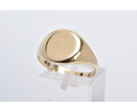 A GENTS 9CT GOLD SIGNET RING, with a circular plain polished vacant cartouche, hallmarked 9ct gold London, ring size Q½, appr