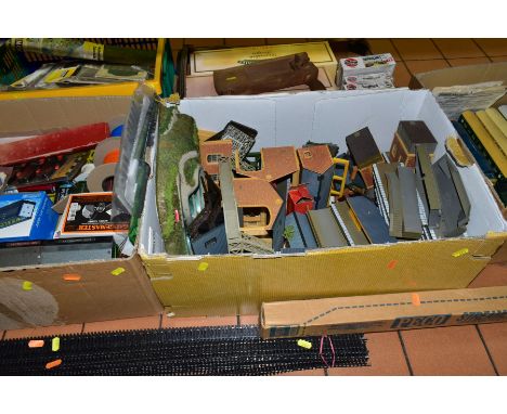 A QUANTITY OF ASSORTED OO GAUGE MODEL RAILWAY ITEMS, to include unboxed Lima class 43 High Speed Train power car No.43178 and