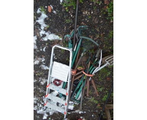 A COLLECTION OF GARDEN TOOLS including aluminium steps, forks, spades etc (10+)
