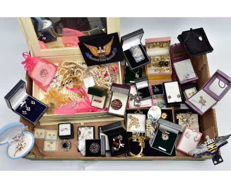 AN ASSORTMENT OF WHITE METAL JEWELLERY AND A JEWELLERY BOX WITH COSTUME JEWELLERY, to include a variety of white metal Scotti