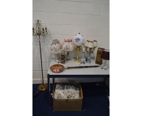 A QUANTITY OF VARIOUS LIGHTING, to include a brass and ceramic three branch table light, six various other table lamps, a mod