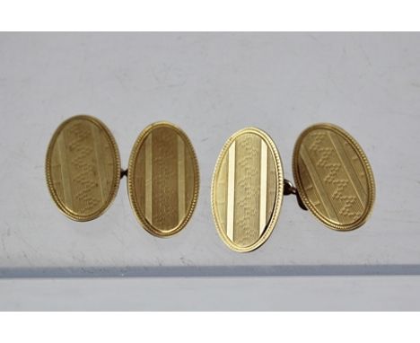 A PAIR OF 9CT GOLD GENTLEMAN'S CHAIN LINK DRESS CUFFLINKS, each with oval engine turned decorated tablet ends 