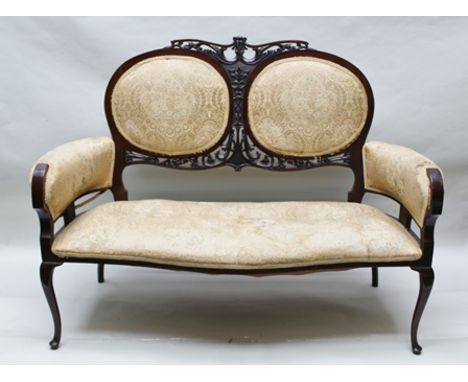 AN EDWARDIAN MAHOGANY SHOW WOOD FRAMED DRAWING ROOM SOFA, having pierced and carved decorative back, floral machine tapestry 