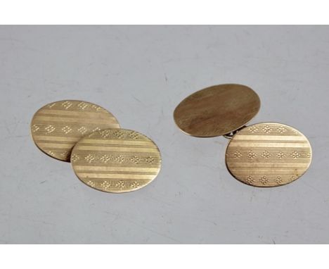 A PAIR OF 9CT GOLD GENTLEMAN'S CHAIN LINK CUFFLINKS each with oval engine turned decorated pads 