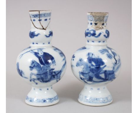 A SMALL PAIR OF CHINESE KANGXI BLUE AND WHITE PORCELAIN VASES, the body of the vases with decoration of figures on horseback 