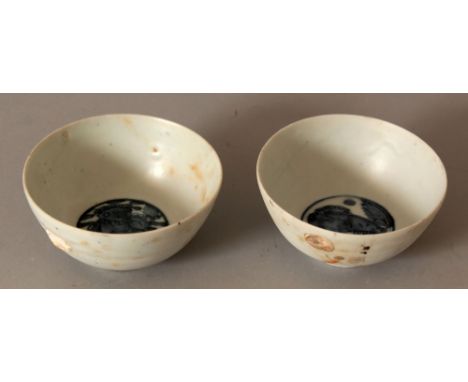 A PAIR OF CHINESE WANLI PERIOD BLUE &amp; WHITE SHIPWRECK PORCELAIN BOWLS, each painted to its centre with a circular panel o