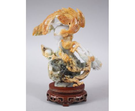 A GOOD EARLY 20TH CENTURY CHINESE JADE DRAGON LIDDED VASE, the body of the vase with carved dragon breathing fire with a pear