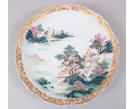 A GOOD CHINESE QIANLONG PERIOD FAMILLE ROSE PORCELAIN SAUCER DISH, the dish decorated with lovely tranquil scenes of a river 