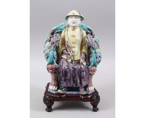 A GOOD 19TH CENTURY CHINESE KANGXI STYLE SANCAI PORCELAIN FIGURE ON STAND OF AN OFFICIAL, the official seated in a large inte