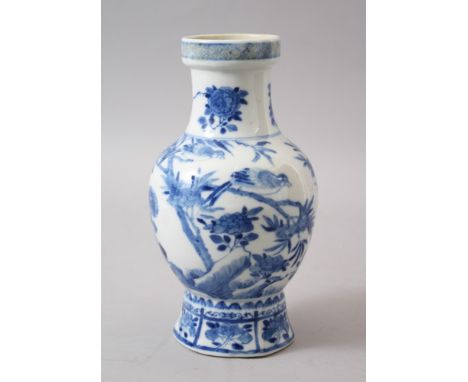 A 19TH CENTURY CHINESE BLUE &amp; WHITE PORCELAIN VASE, the body decorated with floral decoration, the base bearing a six cha