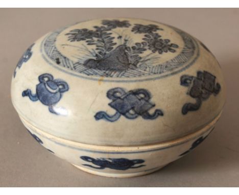 A CHINESE KANGXI PERIOD BLUE &amp; WHITE SHIPWRECK PORCELAIN BOX &amp; COVER. 10cm diameter.