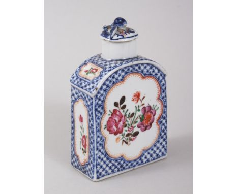 AN 18TH / 19TH CENTURY CHINESE BLUE &amp; WHITE FAMILLE ROSE PORCELAIN TEA CADDY, decorated with hatched foliage with panels 