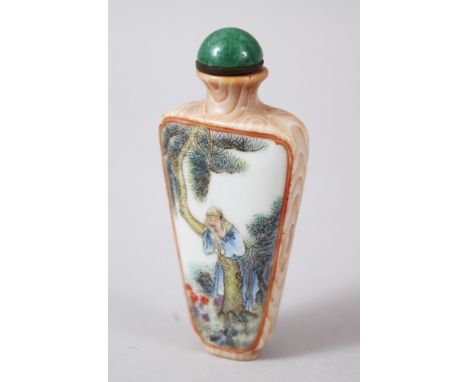 A VERY UNUSUAL 18TH CENTURY CHINESE FAMILLE ROSE PORCELAIN TAPERING SNUFF BOTTLE, the body of the bottle decorated simulating