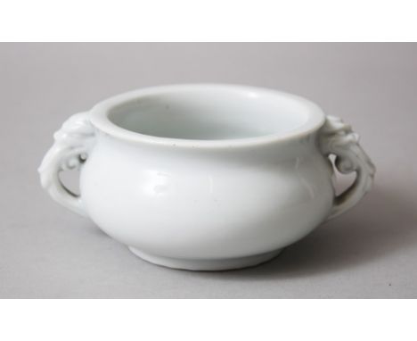 A GOOD CHINESE KANGXI BLAC DE CHINE PORCELAIN TWIN HANDLE CENSER, with moulded dragon dog handles, 5cm high x 12.5cm wide inc
