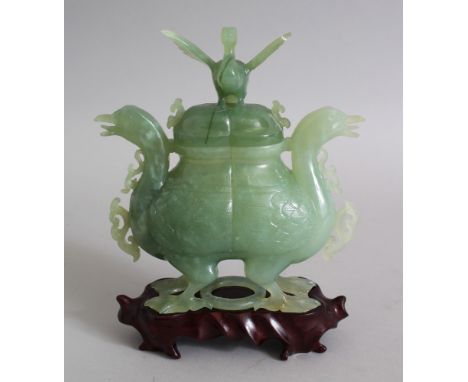 A GOOD 20TH CENTURY CHINESE JADE VASE &amp; COVER, the vase in the form of two mythical duck / phoneix birds forming the body