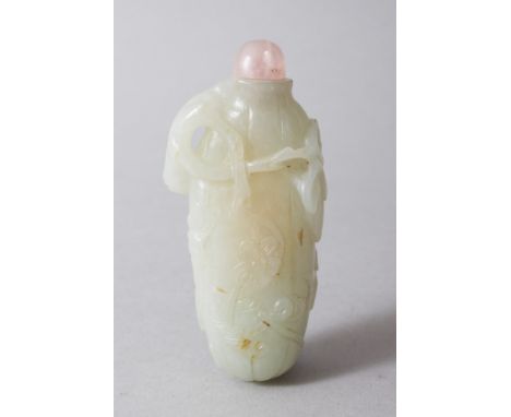 AN EARLY 20TH CENTURY CHINESE CARVED JADE SNUFF BOTTLE, carved in the form of a finger citron with foliage, with a pink / har