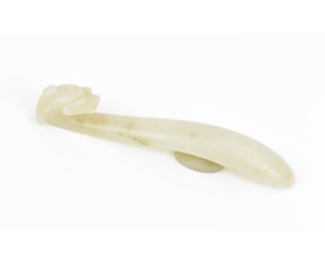 A small Chinese carved white jade belt hook, with dragon head detail, 9 cm long, 22.6 grams 
