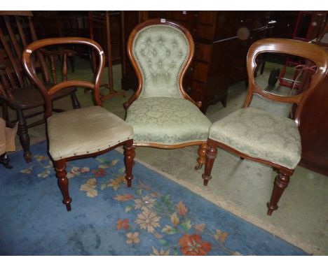 A Victorian spoonback drawing room chair with serpentine upholstered seat and button back within a mahogany show wood frame r