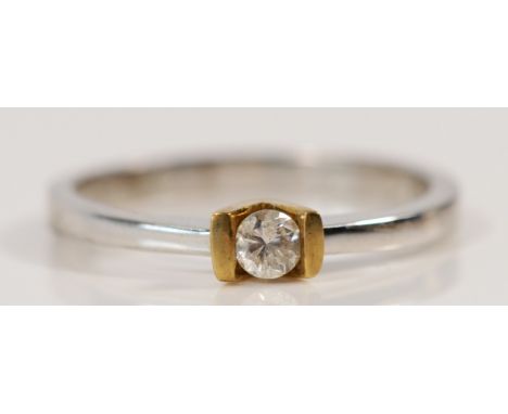 A 9ct white and yellow gold diamond solitaire ring, Q, 2.7g 