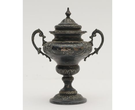 A silver two handled trophy cup and cover, London 1911, inscribed Chatham B.C., 10cm, 59gm 