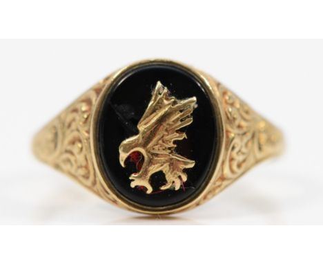 A 9ct gold red glass and eagle signet ring, V, 3.1gm, glass cracked 