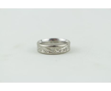 Good quality Ladies 18ct White Gold Engraved court shape ring, 8g total weight. Size P 