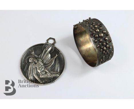 French devotional silver plated medallion by Fernand Py featuring&nbsp;Pietà depicting&nbsp;the&nbsp;Lord Jesus Christ and Ma