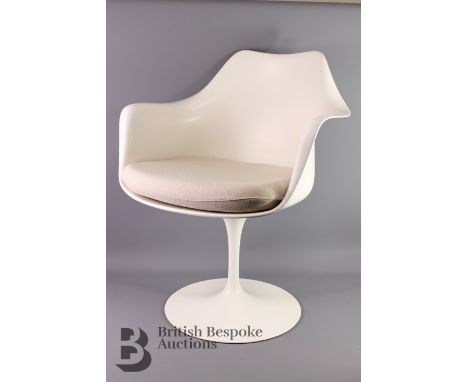 1960's Eero Saarinson tulip armchair with swivel action. Made from fibreglass supported by a cast iron pedestal with a beige 