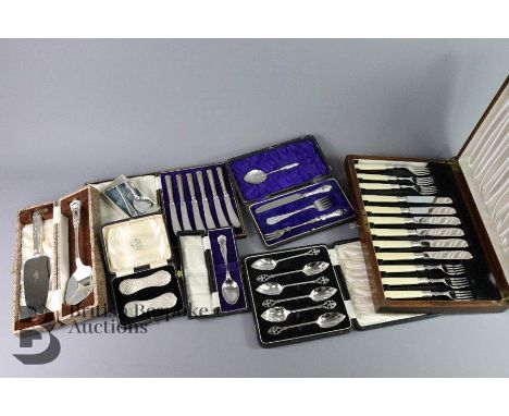 A quantity of miscellaneous silver plate, including six boxed butter knives, six boxed teaspoons, boxed christening spoon, bo