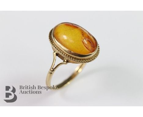 9ct amber ring, the amber is approx 13 x 8mm, size P, approx 1.8&nbsp; gms.&nbsp;