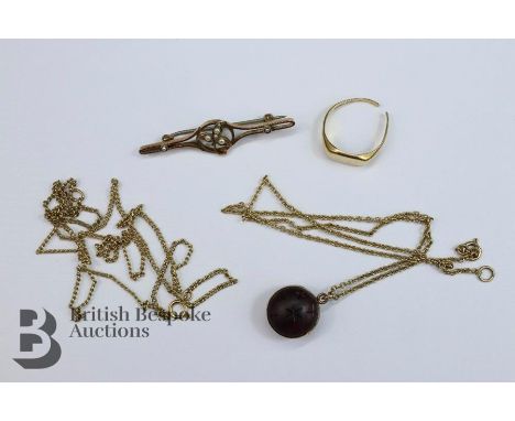 Miscellaneous jewellery, including a 9ct gold ring (broken); 9ct gold chain approx 60 cms; yellow metal horse-head pin brooch