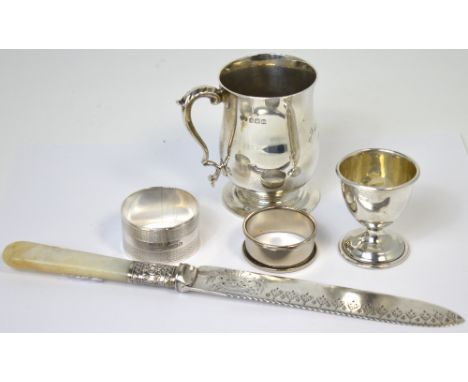 A George V hallmarked silver Elkington and Co. christening mug, Birmingham 1922 inscribed to the front 'John Derek Harper 19t
